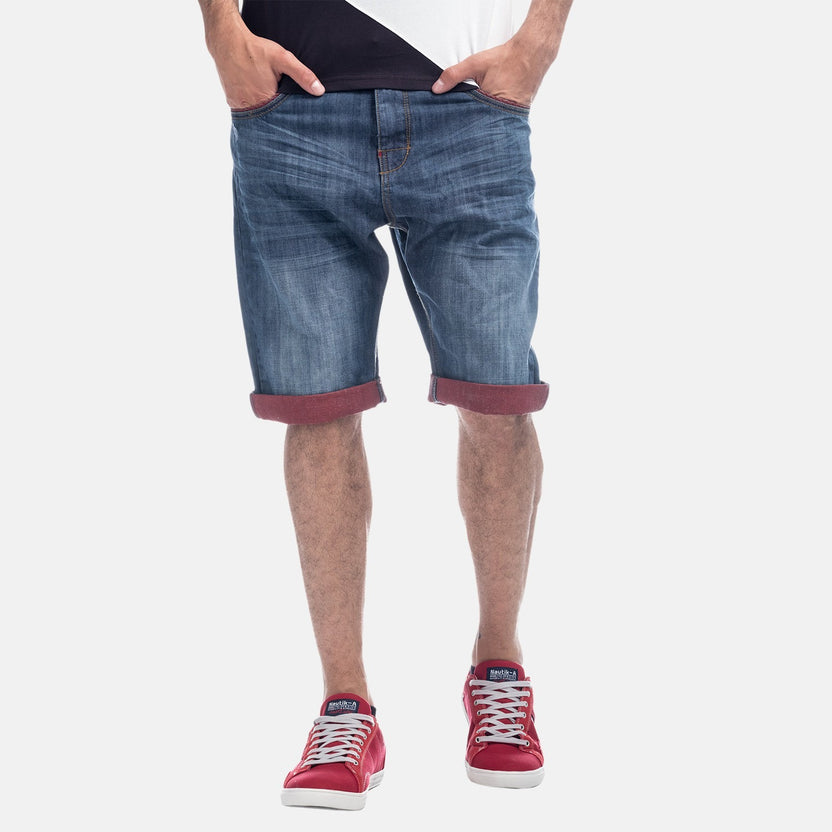 Rote, entspannte Denim-Shorts für Herren mit kontrastierendem Rücken, Seitenansicht – Koroshi 1811PS37