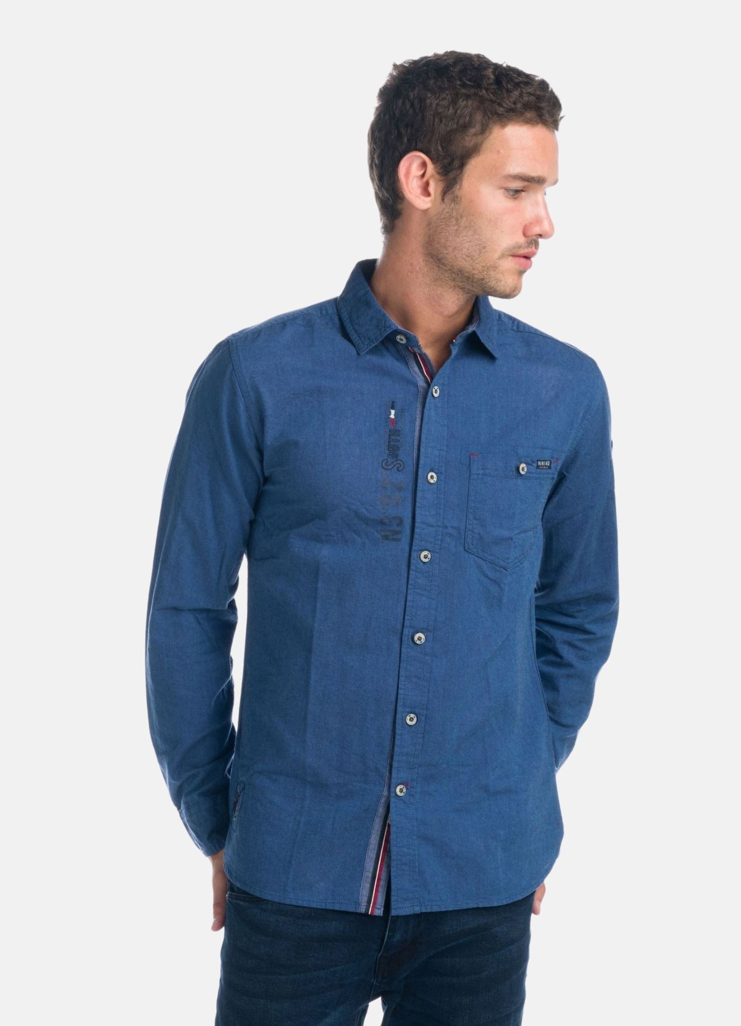 Camicia oxford con testo stampato