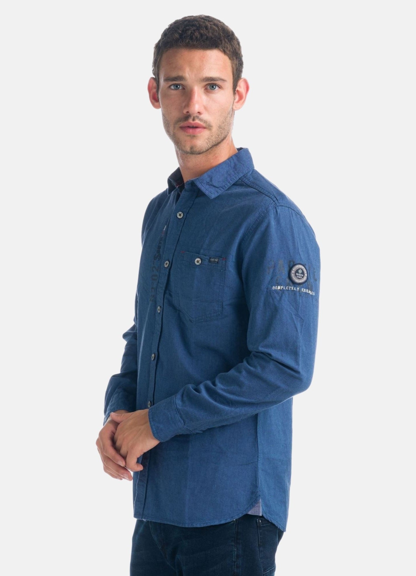 Camicia oxford con testo stampato