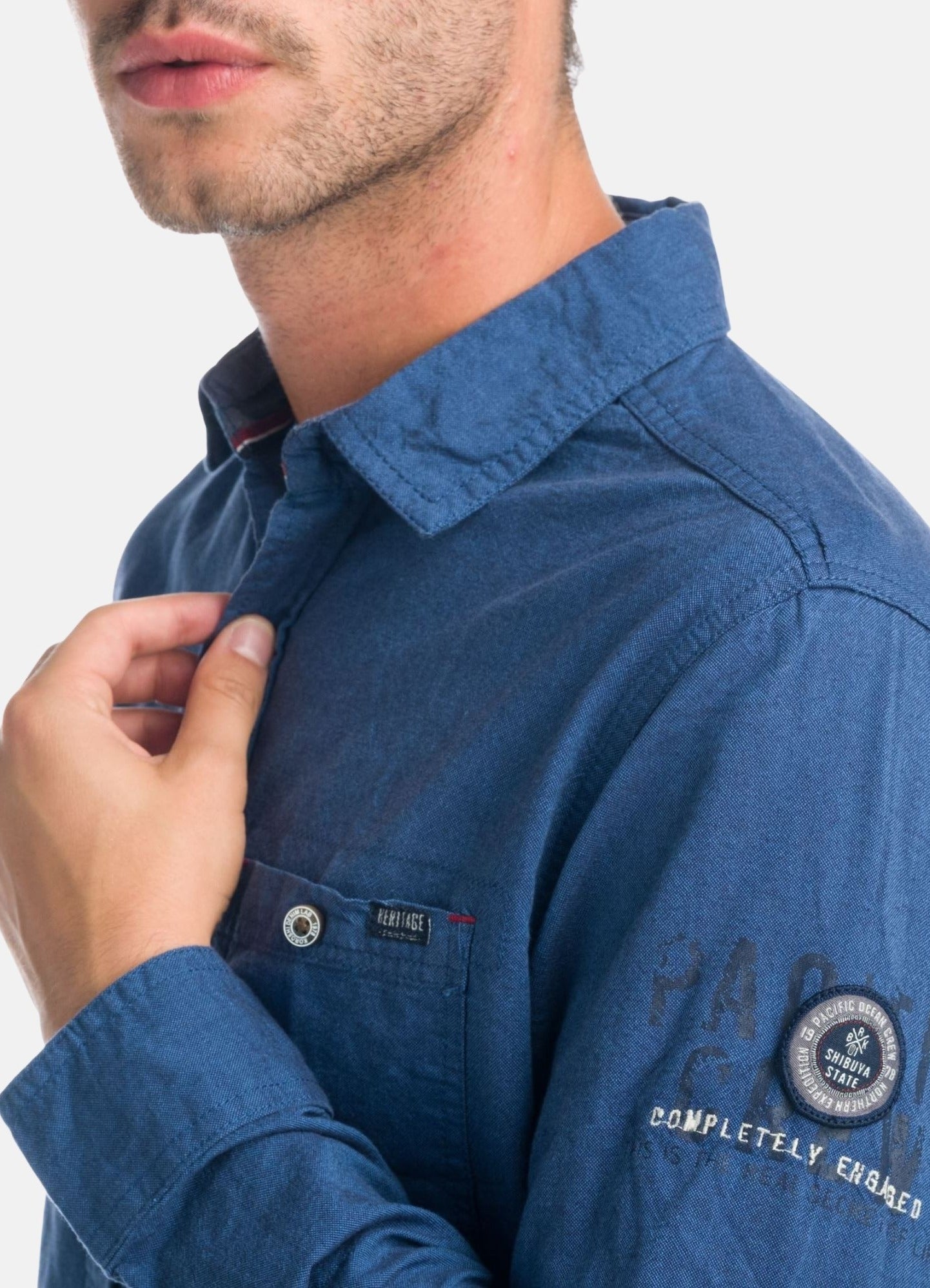 Camicia oxford con testo stampato