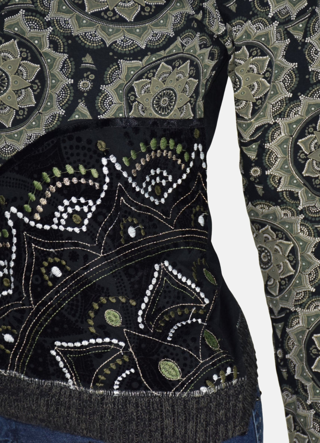 CAMISETA ESTAMPADA CUELLO VUELTO