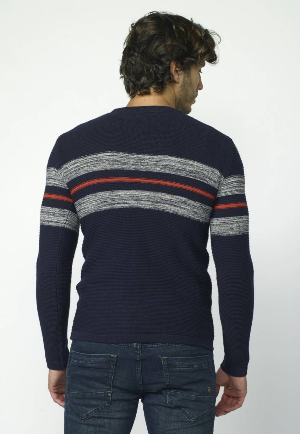 Maglione lavorato ai ferri con strisce centrali