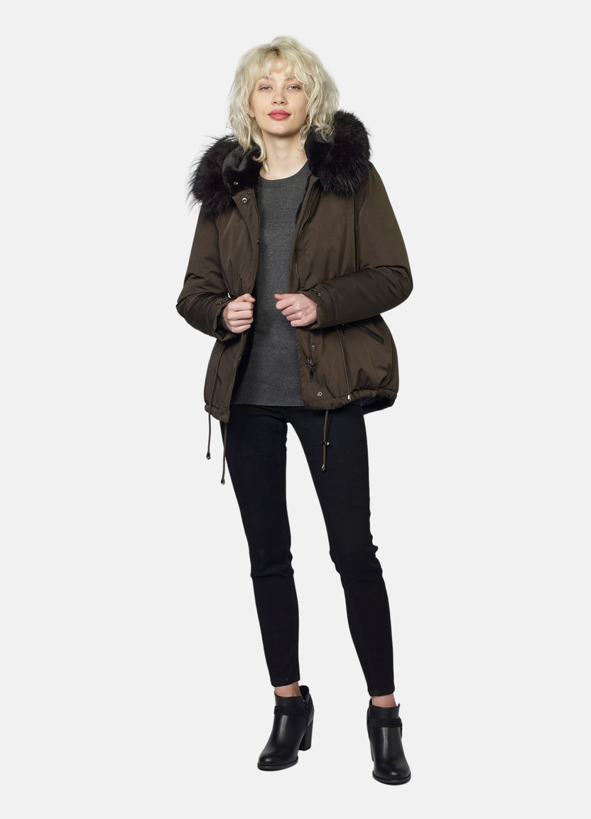 Kurze wattierte Damenjacke im Parka-Stil