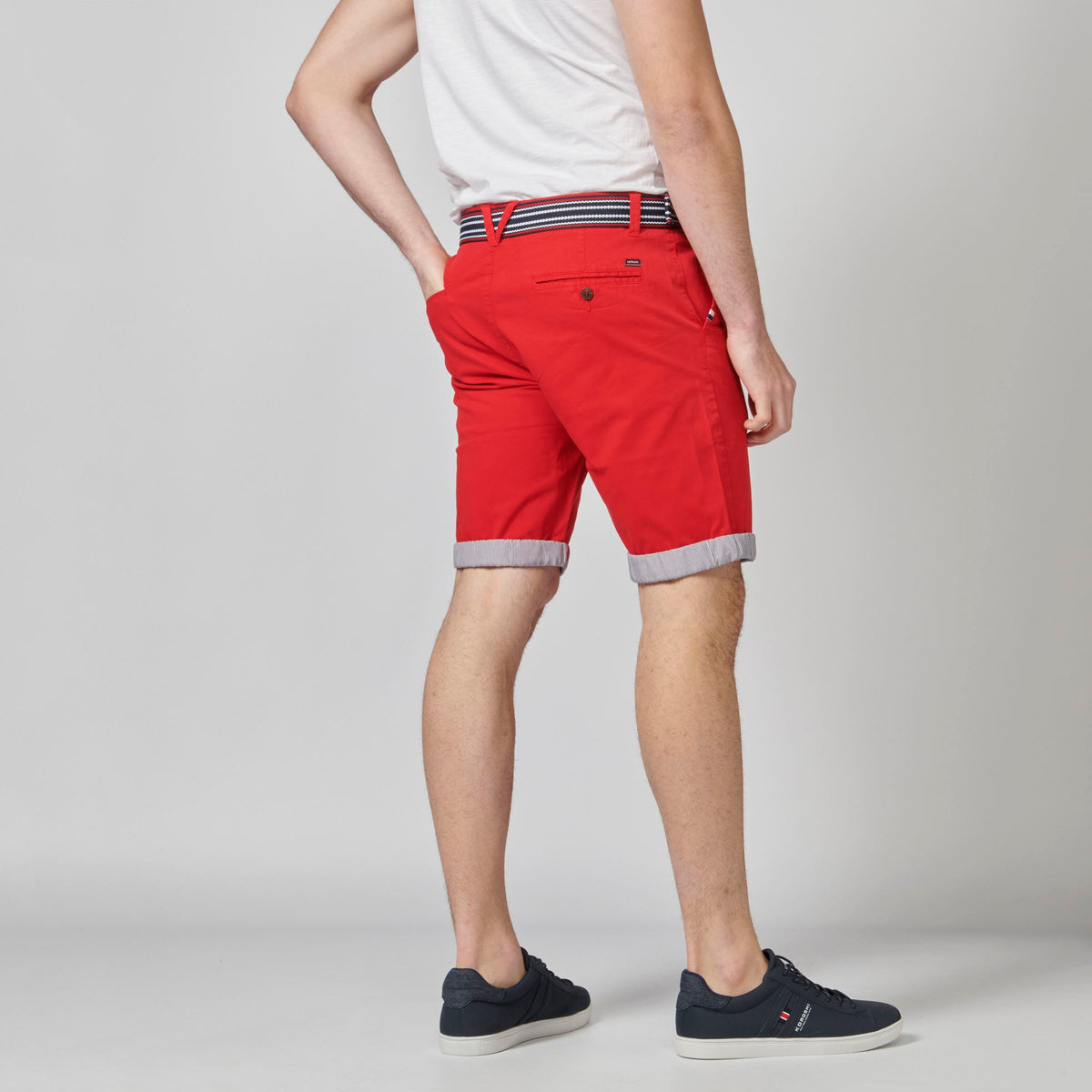 Bermuda chino algodón stretch hombre rojo detalle cierre - Koroshi 2111PS07