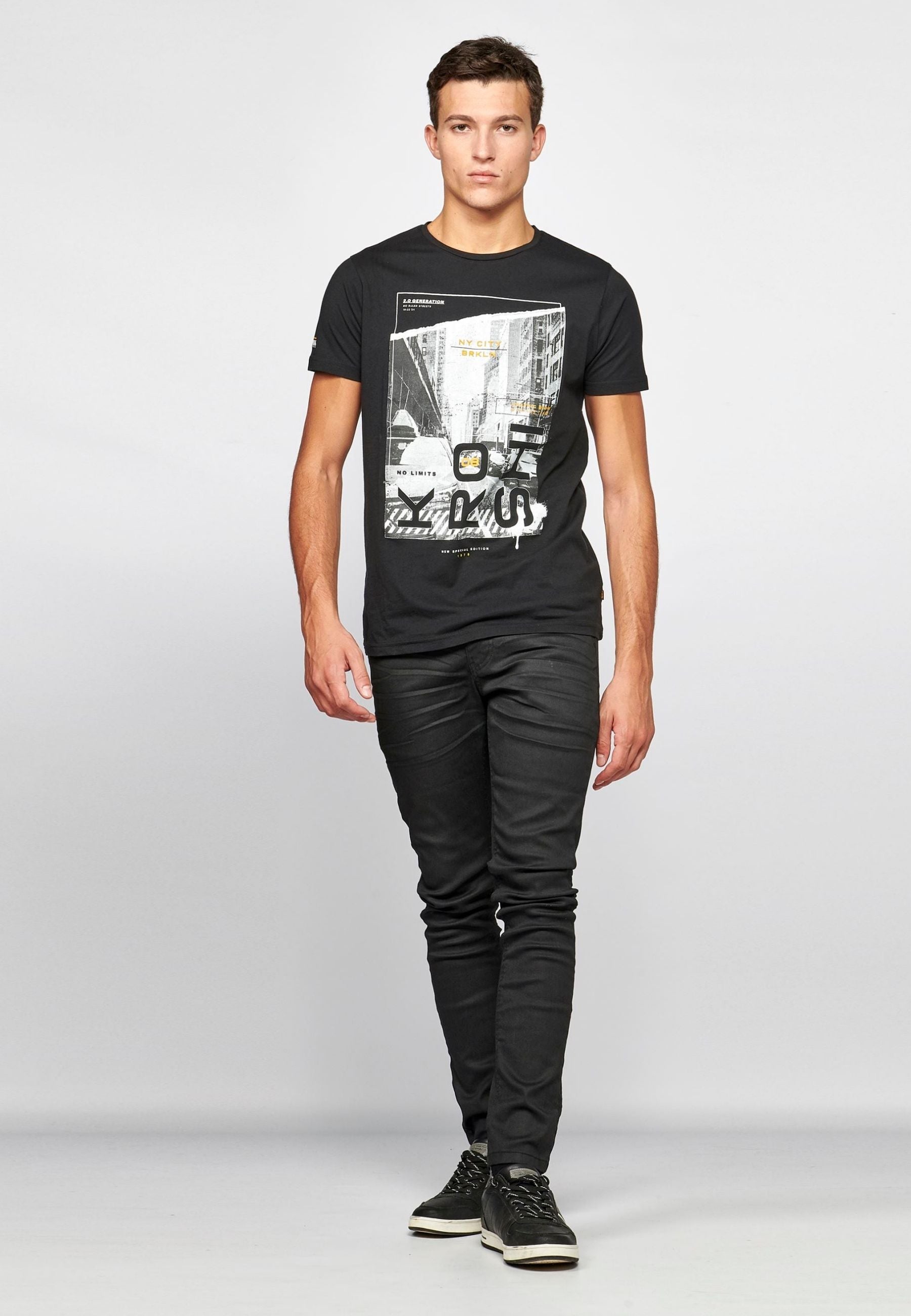 T-shirt à manches courtes avec imprimé sur le devant. coupe droite et col rond | Style et confort