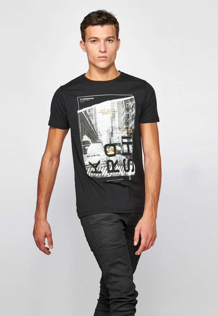 Short-sleeved t-shirt with print on the front. straight cut and round neck | style and comfort