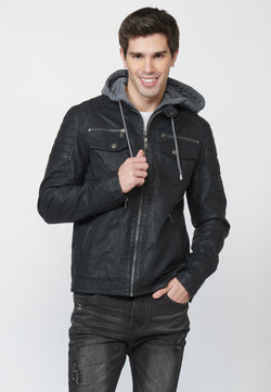 Schwarze Herrenjacke in Lederoptik mit abnehmbarer Kapuze – Koroshi 2211JA05