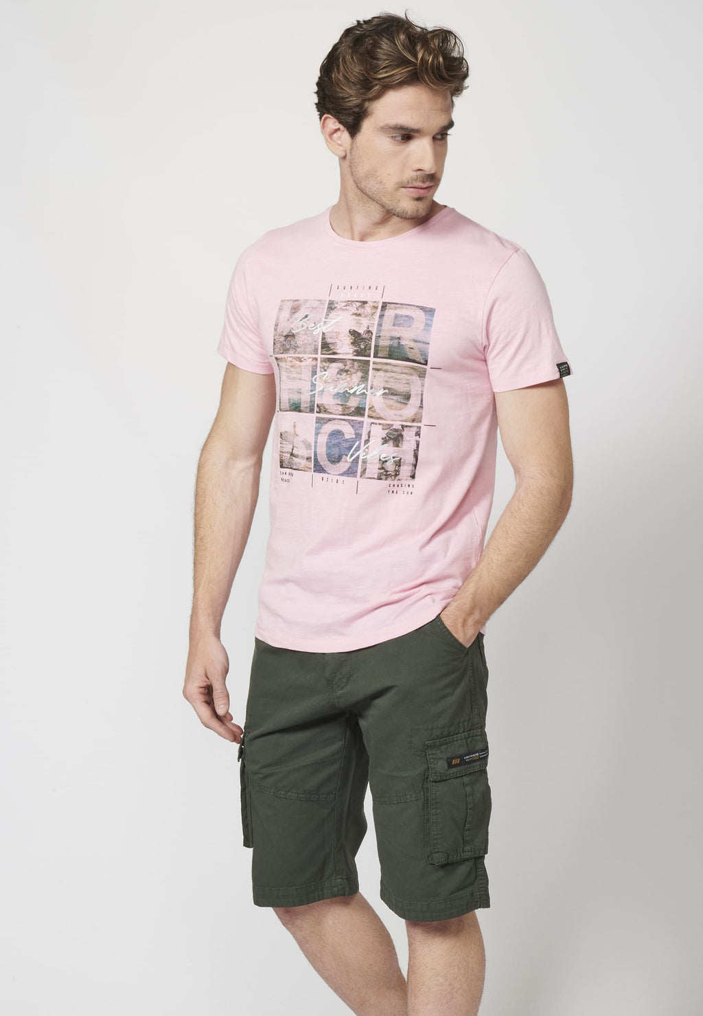 T-shirt homme manches courtes imprimé surfeur détail manche rose pastel - Koroshi 2211MC28