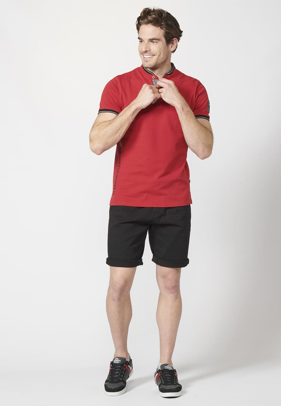 Polo da uomo in piqué collo alla coreana con stampa laterale rossa - Koroshi 2211PC26