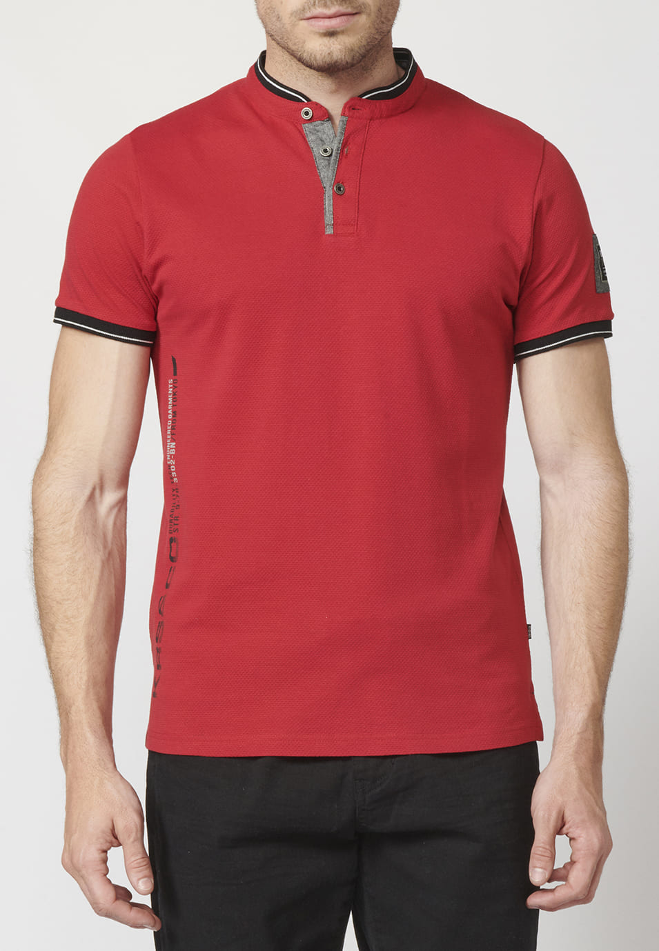 Polo da uomo in piqué collo alla coreana con stampa laterale rossa - Koroshi 2211PC26