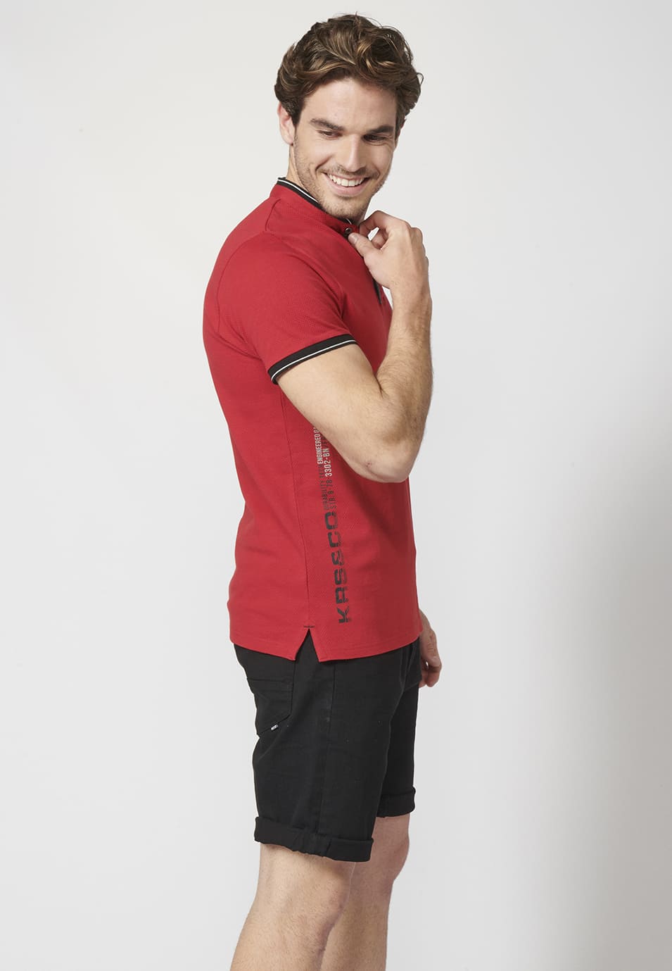 Polo piqué collo alla coreana rossa vista laterale - Koroshi 2211PC26