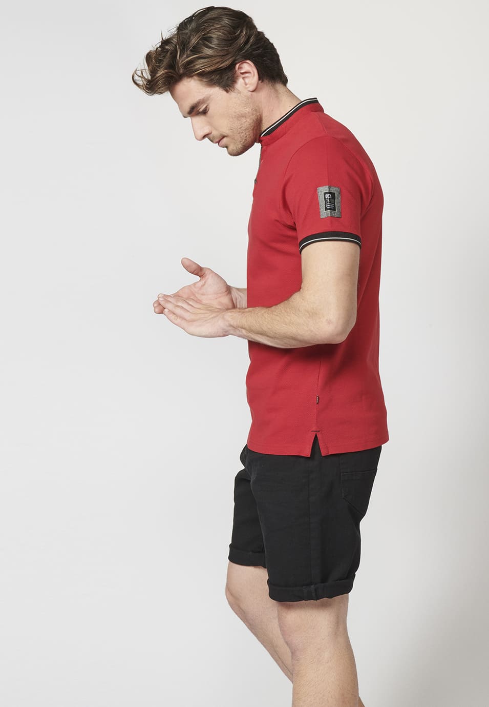 Polo da uomo in piqué collo alla coreana con stampa laterale rossa - Koroshi 2211PC26