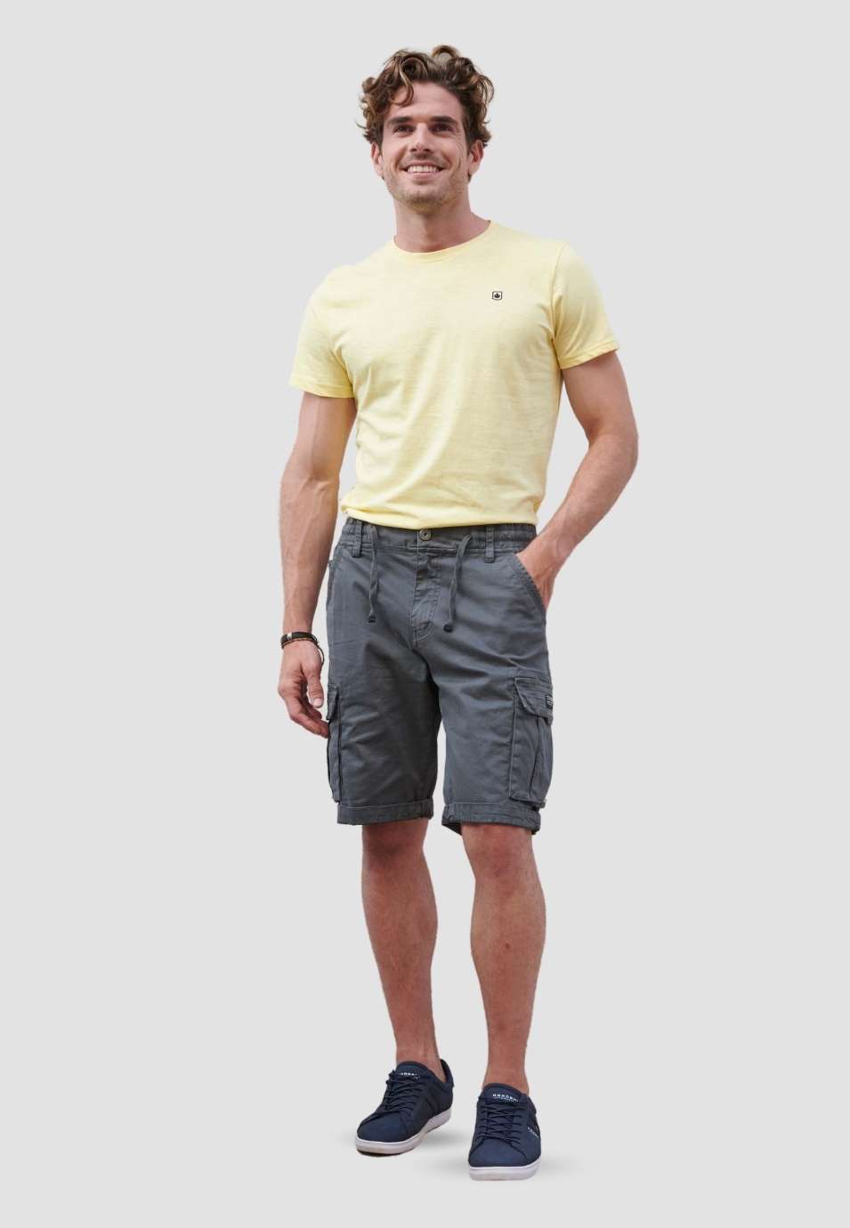 Bermuda cargo con siete bolsillos y cintura elástica | Ropa casual