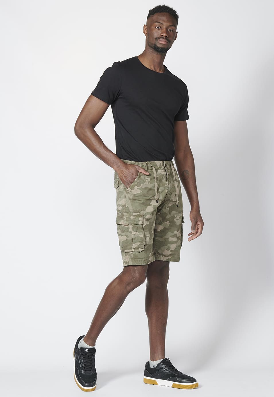 Bermuda cargo con siete bolsillos y cintura elástica | Ropa casual