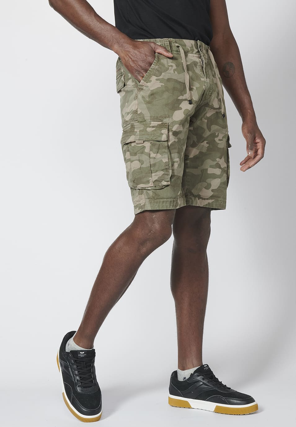 Bermuda cargo con siete bolsillos y cintura elástica | Ropa casual