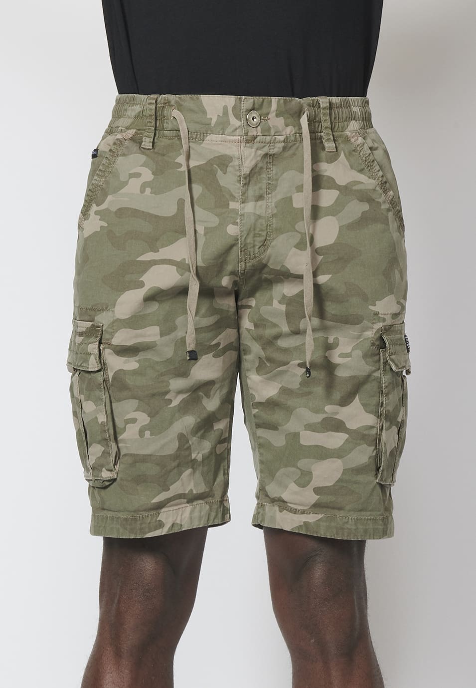 Bermuda cargo con siete bolsillos y cintura elástica | Ropa casual