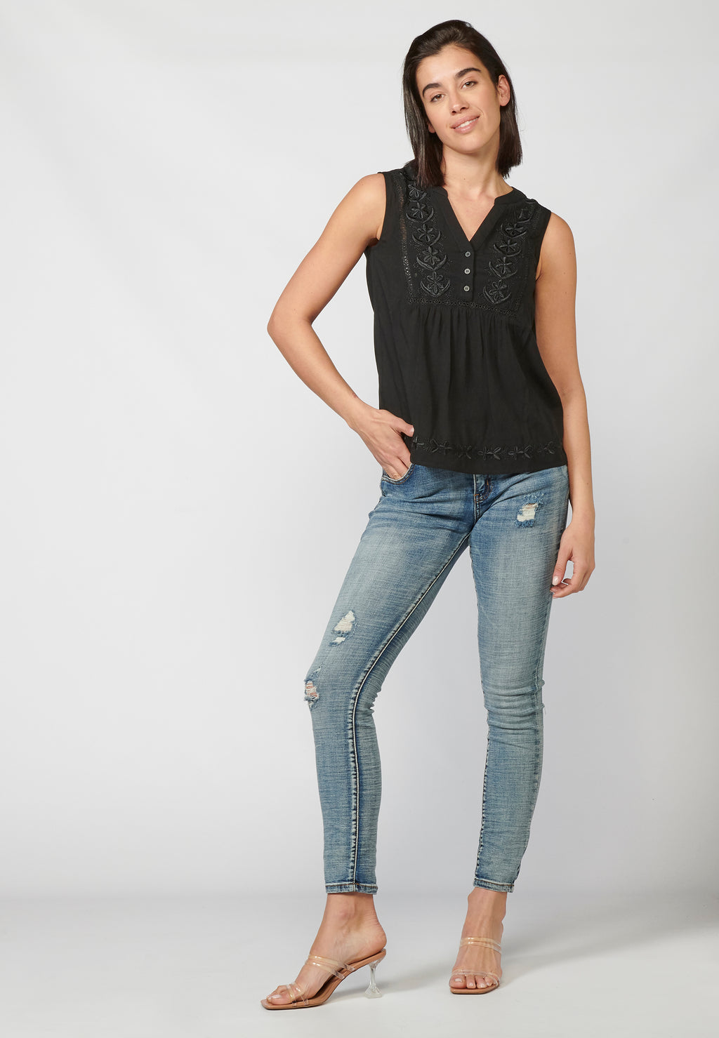 Blusa fluida sin mangas escote pico bordada puntilla mujer negro - Koroshi 2212BL66