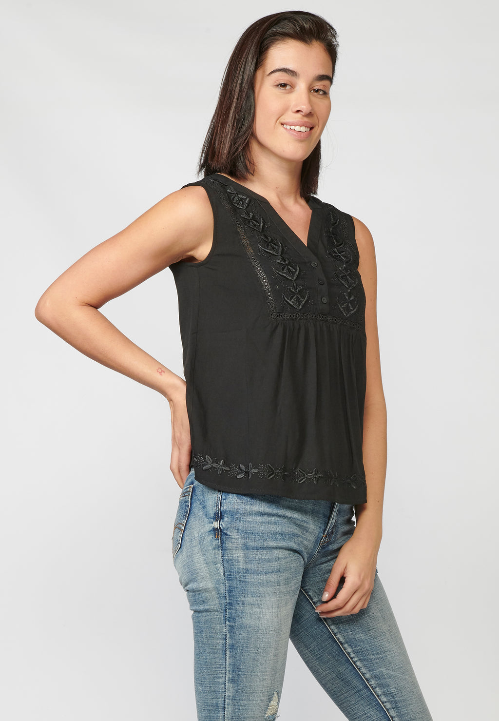 Blusa fluida sin mangas escote pico bordada puntilla mujer negro - Koroshi 2212BL66