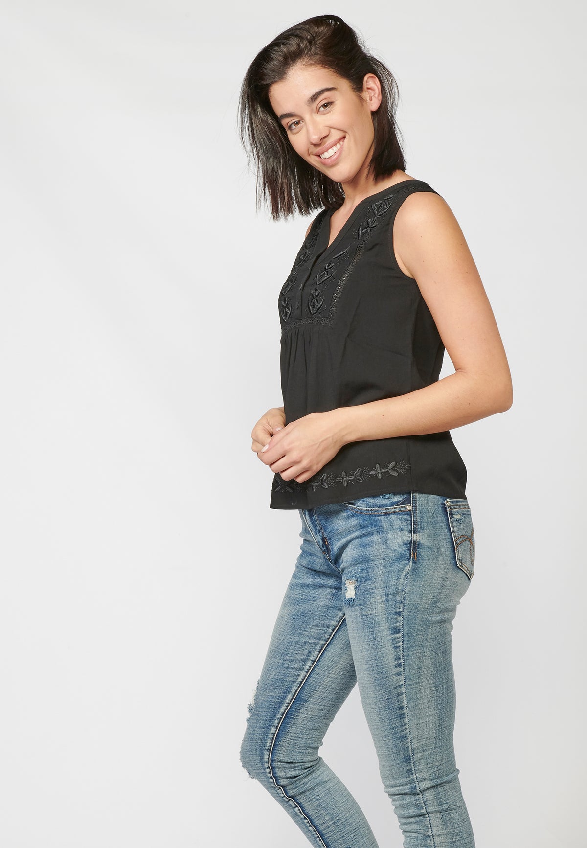 Blusa fluida sin mangas escote pico bordada puntilla mujer negro - Koroshi 2212BL66