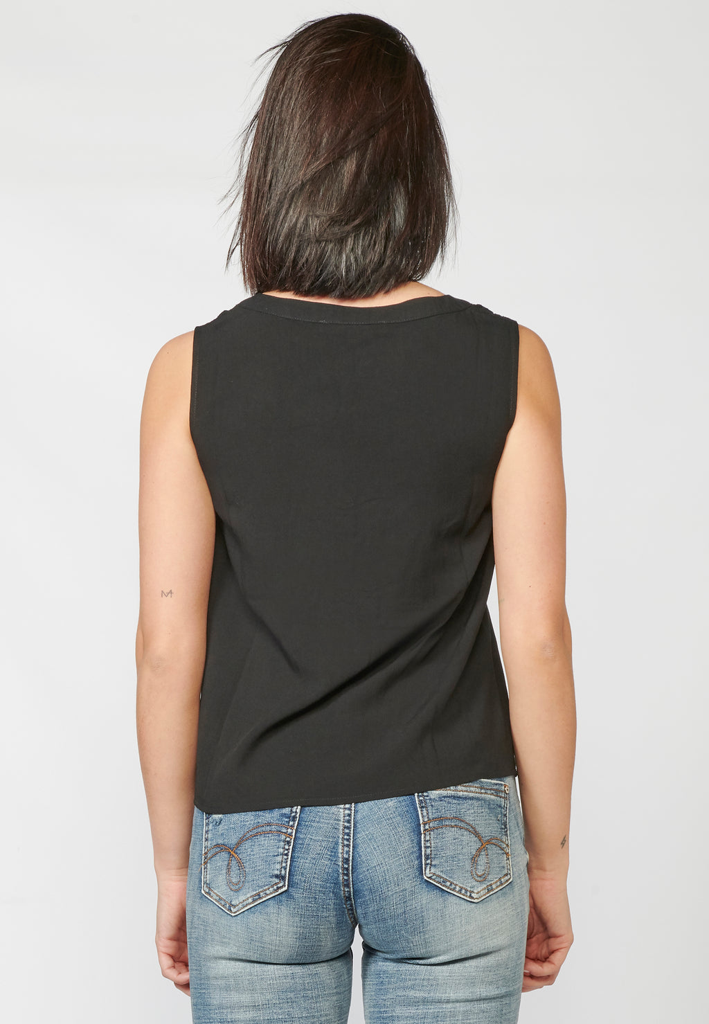 Blusa fluida sin mangas escote pico bordada puntilla mujer negro - Koroshi 2212BL66