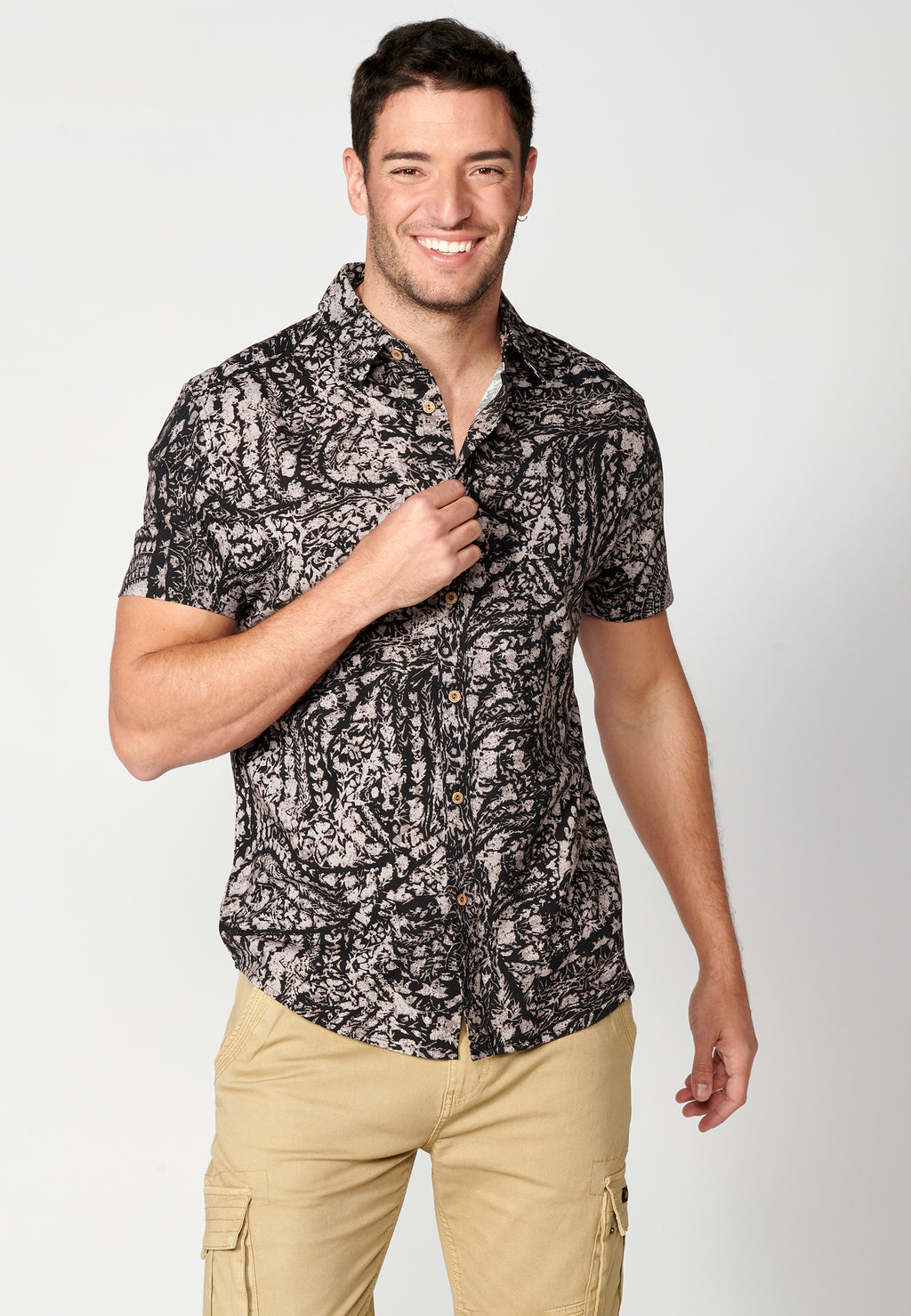 Schwarzes Herren-Kurzarmhemd mit Palmenprint – Koroshi 2311CC39