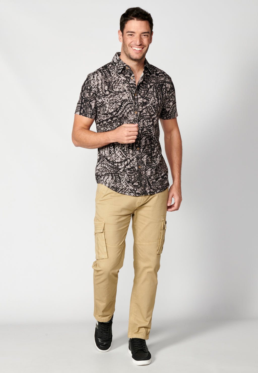 Schwarzes Herren-Kurzarmhemd mit Palmenprint – Koroshi 2311CC39