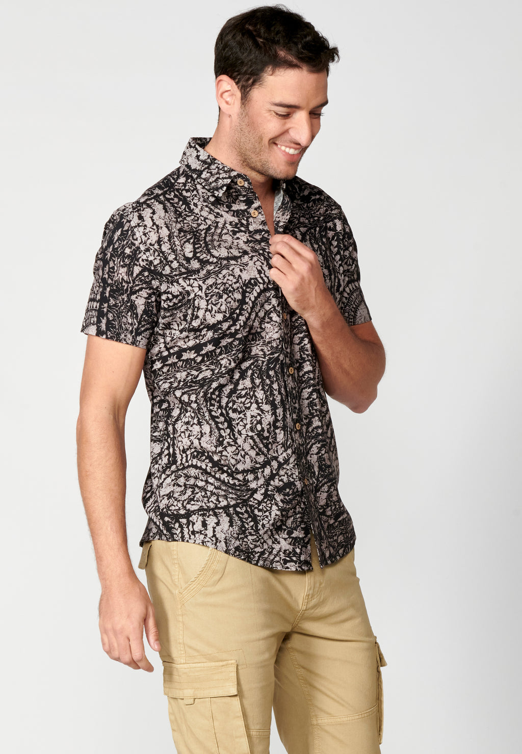 Schwarzes Herren-Kurzarmhemd mit Palmenprint – Koroshi 2311CC39
