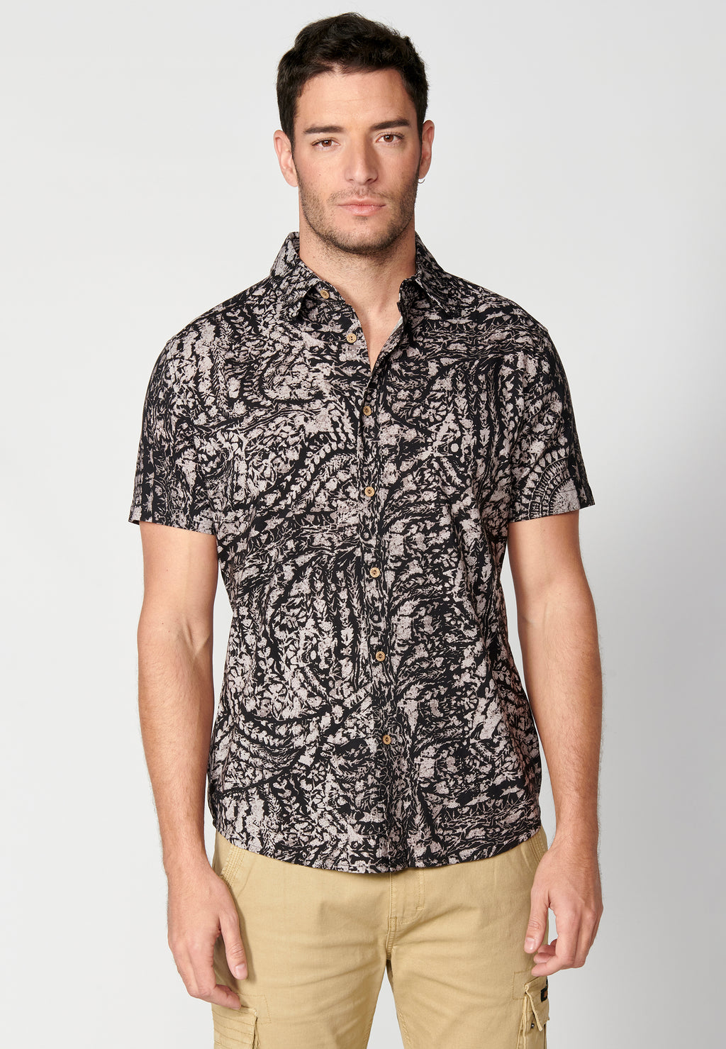 Schwarzes Herren-Kurzarmhemd mit Palmenprint – Koroshi 2311CC39