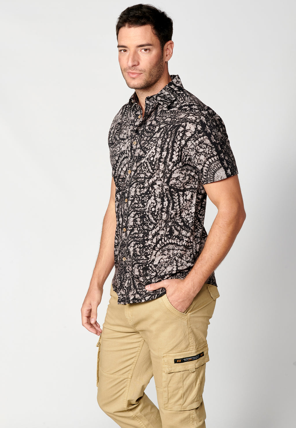 Schwarzes Herren-Kurzarmhemd mit Palmenprint – Koroshi 2311CC39