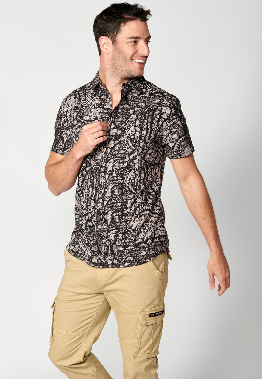 Schwarzes Herren-Kurzarmhemd mit Palmenprint – Koroshi 2311CC39