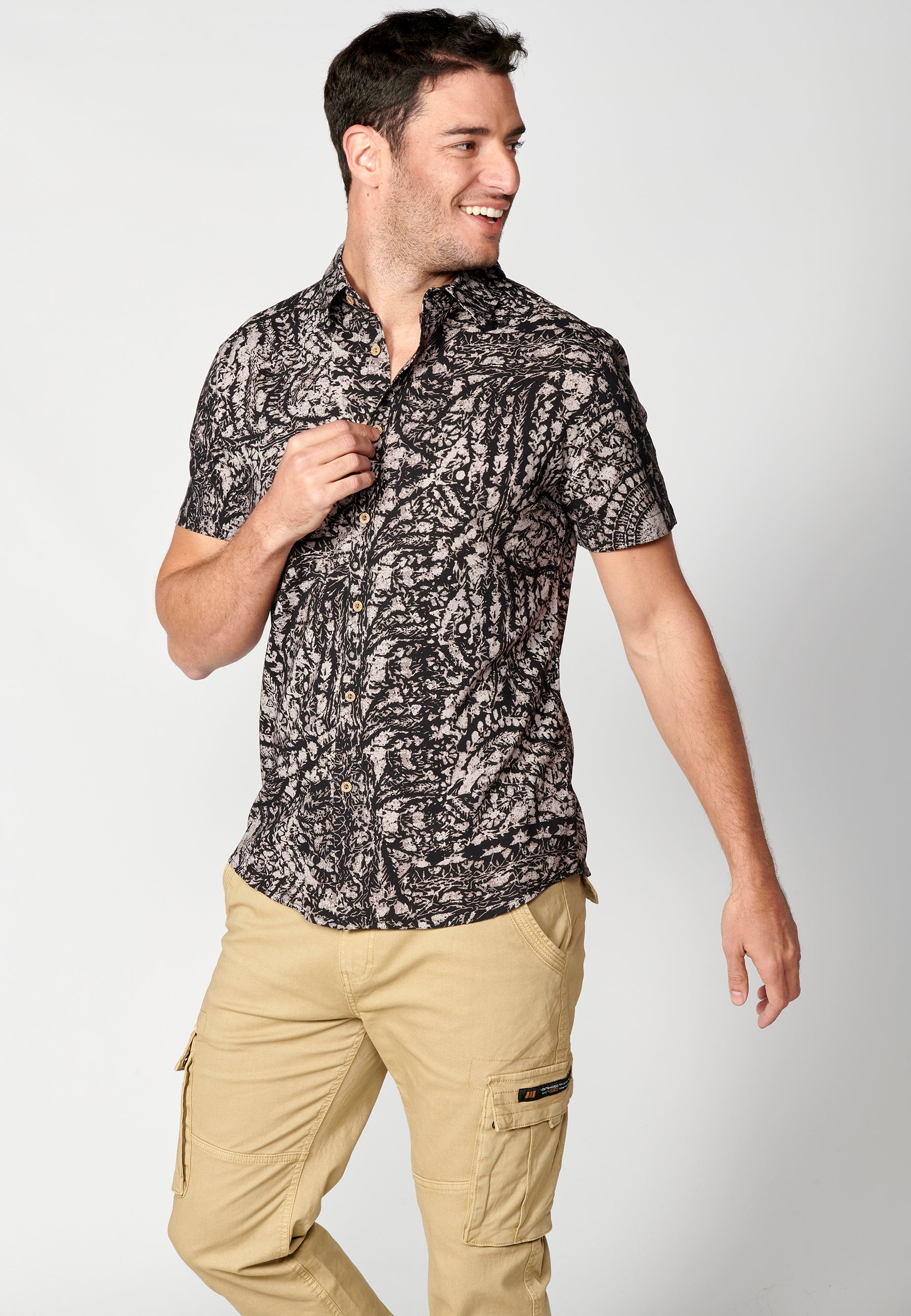 Schwarzes Herren-Kurzarmhemd mit Palmenprint – Koroshi 2311CC39