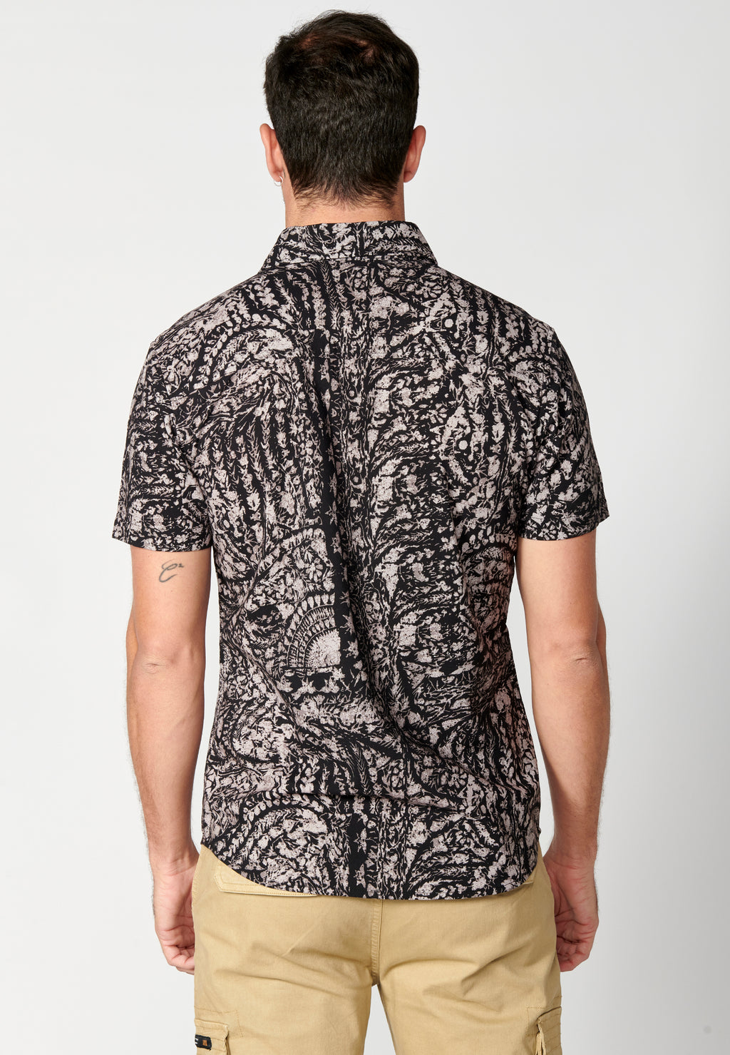 Schwarzes Herren-Kurzarmhemd mit Palmenprint – Koroshi 2311CC39