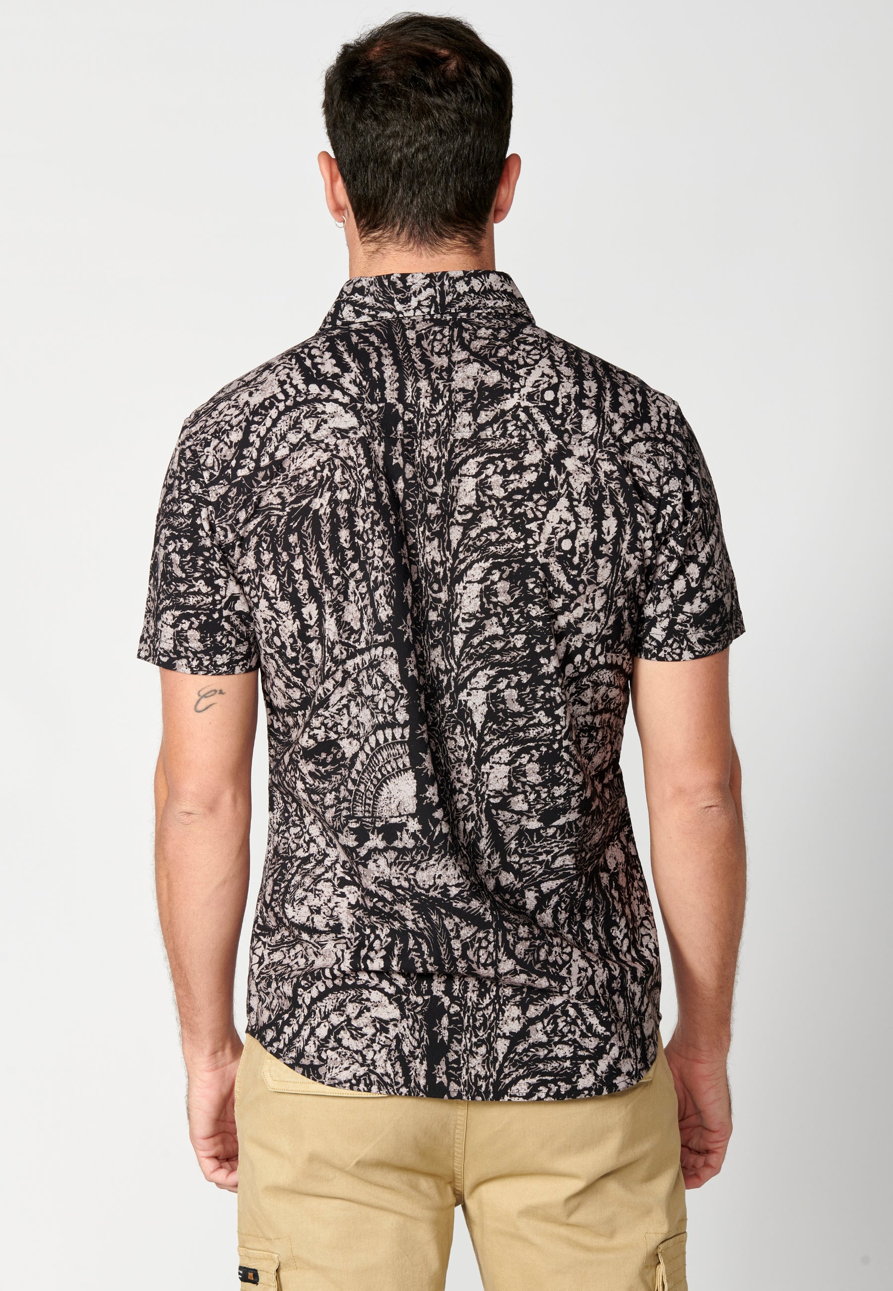 Schwarzes Herren-Kurzarmhemd mit Palmenprint – Koroshi 2311CC39