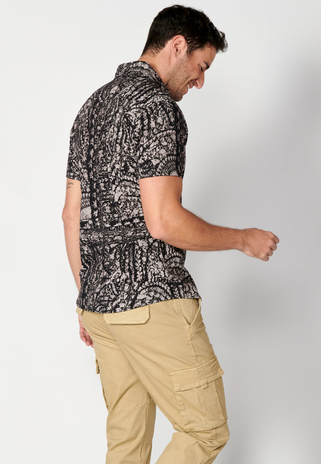 Schwarzes Herren-Kurzarmhemd mit Palmenprint – Koroshi 2311CC39