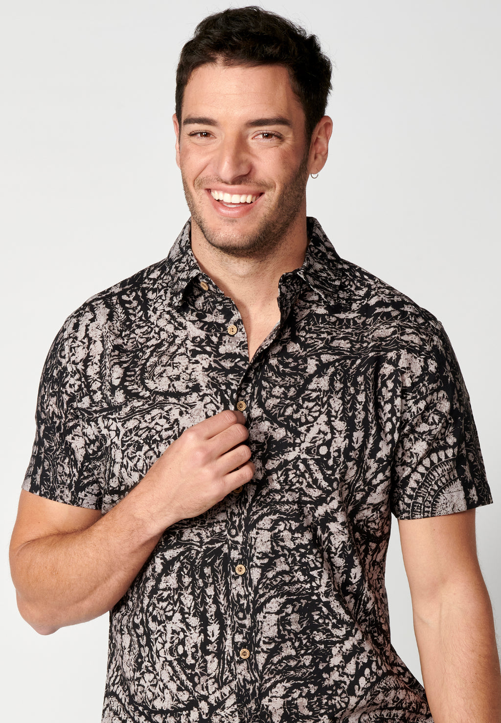 Schwarzes Herren-Kurzarmhemd mit Palmenprint – Koroshi 2311CC39