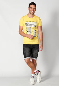Gelbes Herren-T-Shirt mit Rundhalsausschnitt und Fotodruck, kurzärmlig – Koroshi 2311MC26