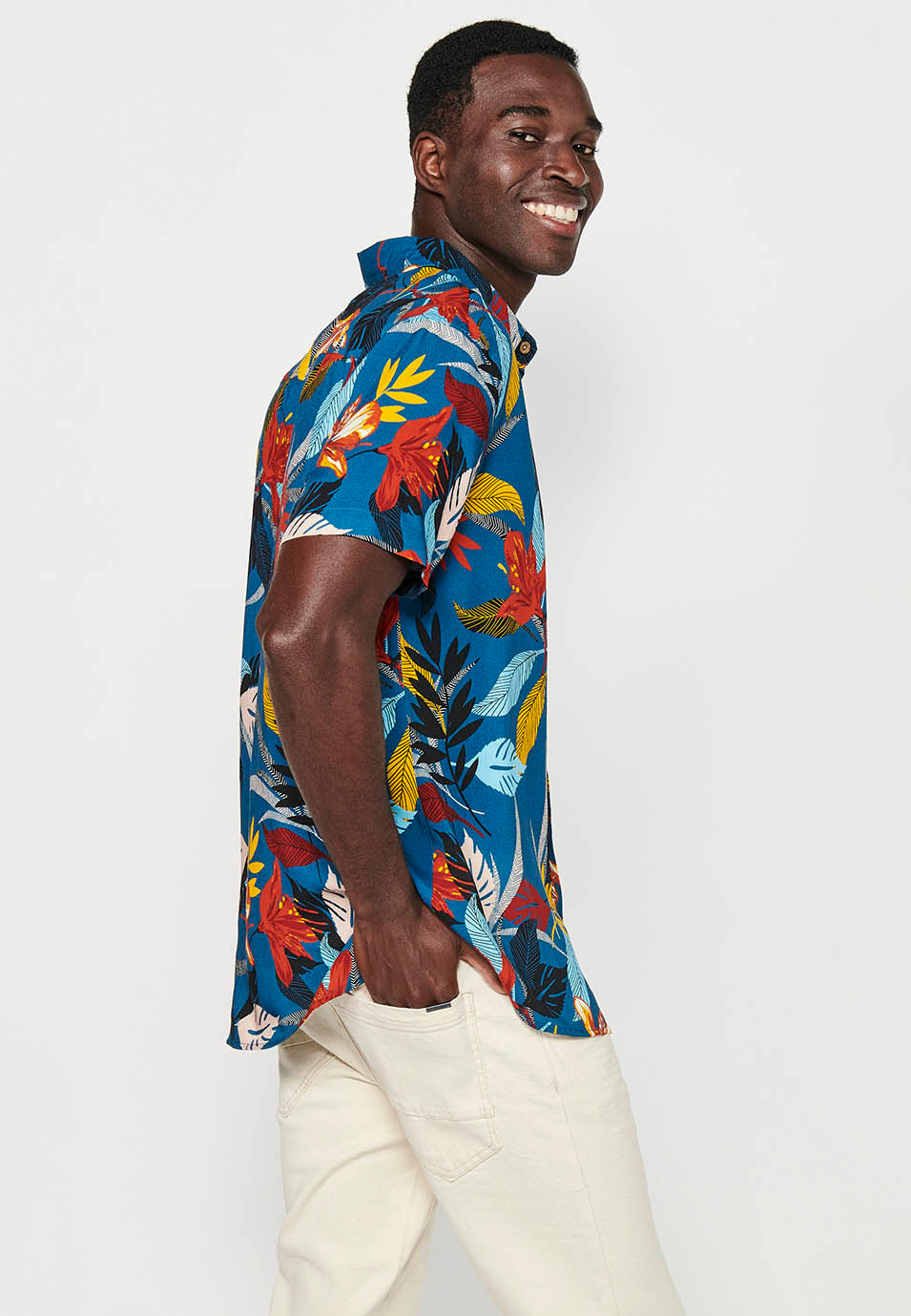 Camicia da uomo multicolore con stampa botanica a maniche corte - Koroshi 2411CC44