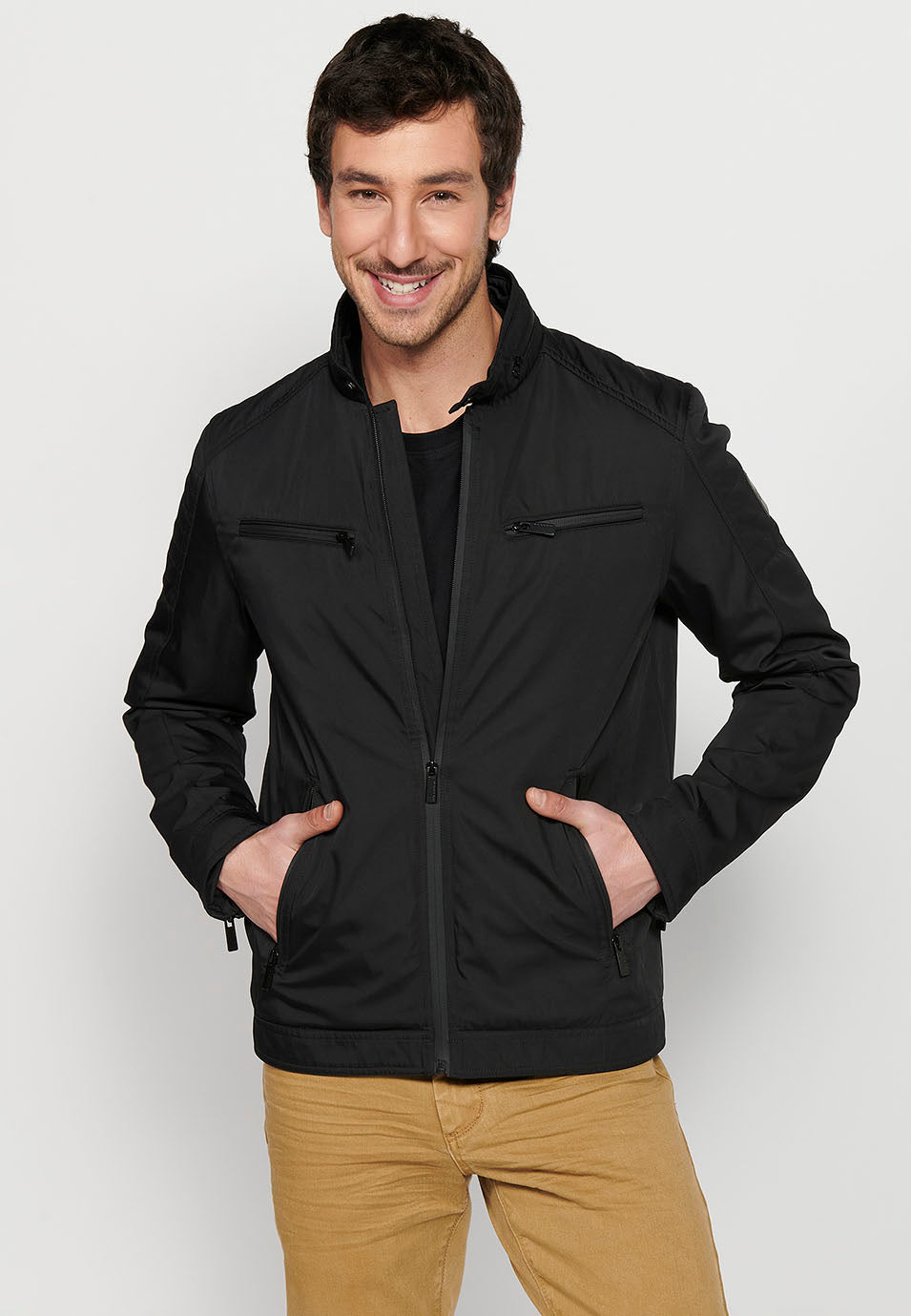 Schwarze leichte Herren-Bikerjacke mit Stehkragen und Reißverschluss – Koroshi 2411JA18