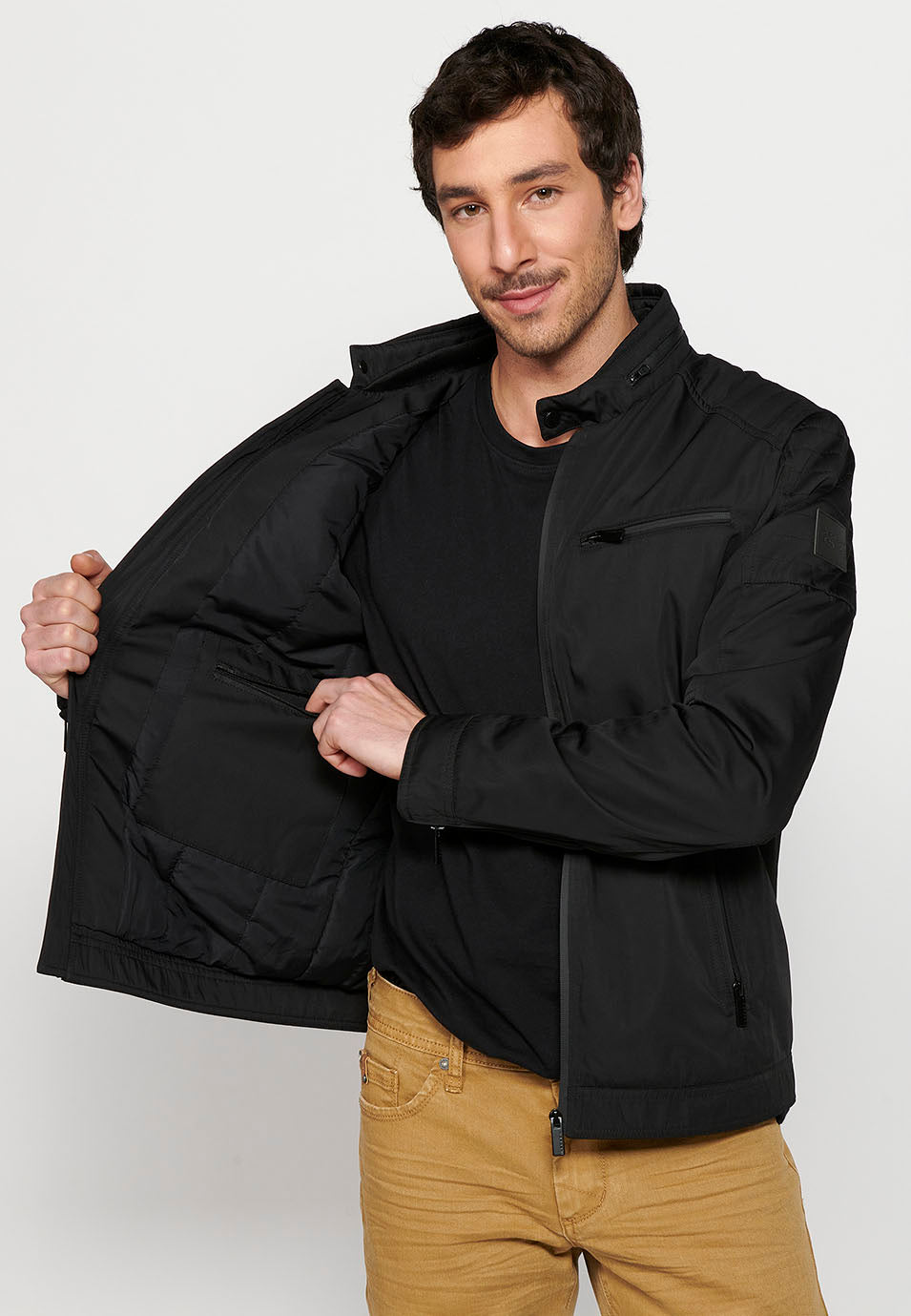 Schwarze leichte Herren-Bikerjacke mit Stehkragen und Reißverschluss – Koroshi 2411JA18