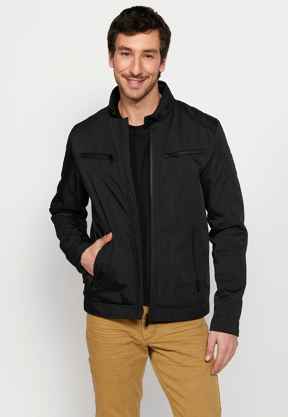 Schwarze leichte Herren-Bikerjacke mit Stehkragen und Reißverschluss – Koroshi 2411JA18