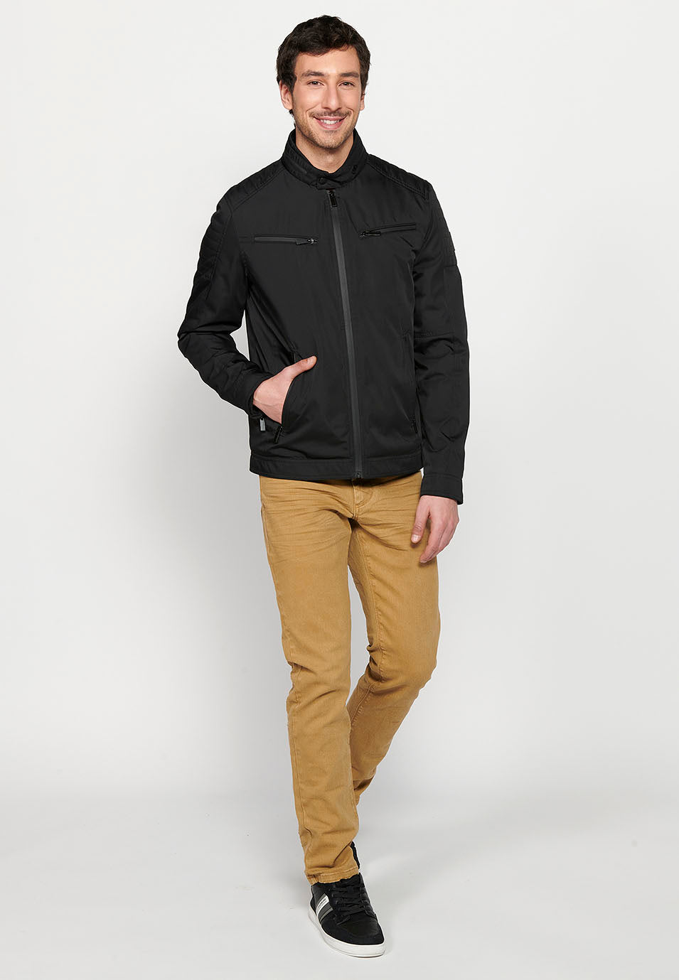 Schwarze leichte Herren-Bikerjacke mit Stehkragen und Reißverschluss – Koroshi 2411JA18