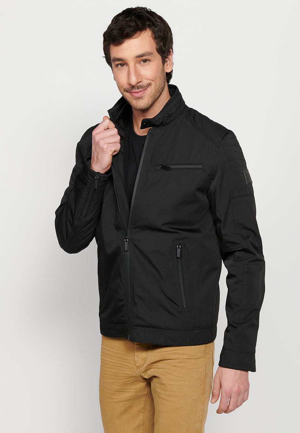 Schwarze leichte Herren-Bikerjacke mit Stehkragen und Reißverschluss – Koroshi 2411JA18