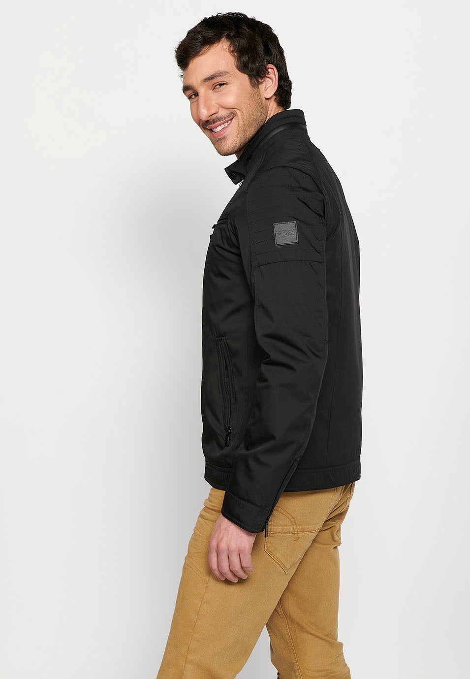 Schwarze leichte Herren-Bikerjacke mit Stehkragen und Reißverschluss – Koroshi 2411JA18