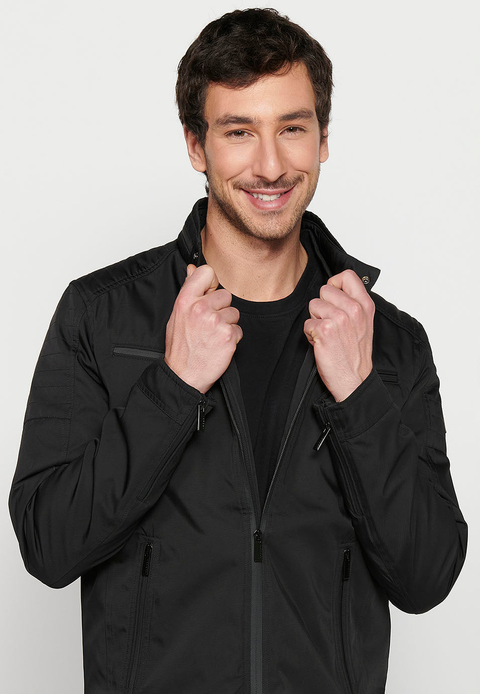 Schwarze leichte Herren-Bikerjacke mit Stehkragen und Reißverschluss – Koroshi 2411JA18