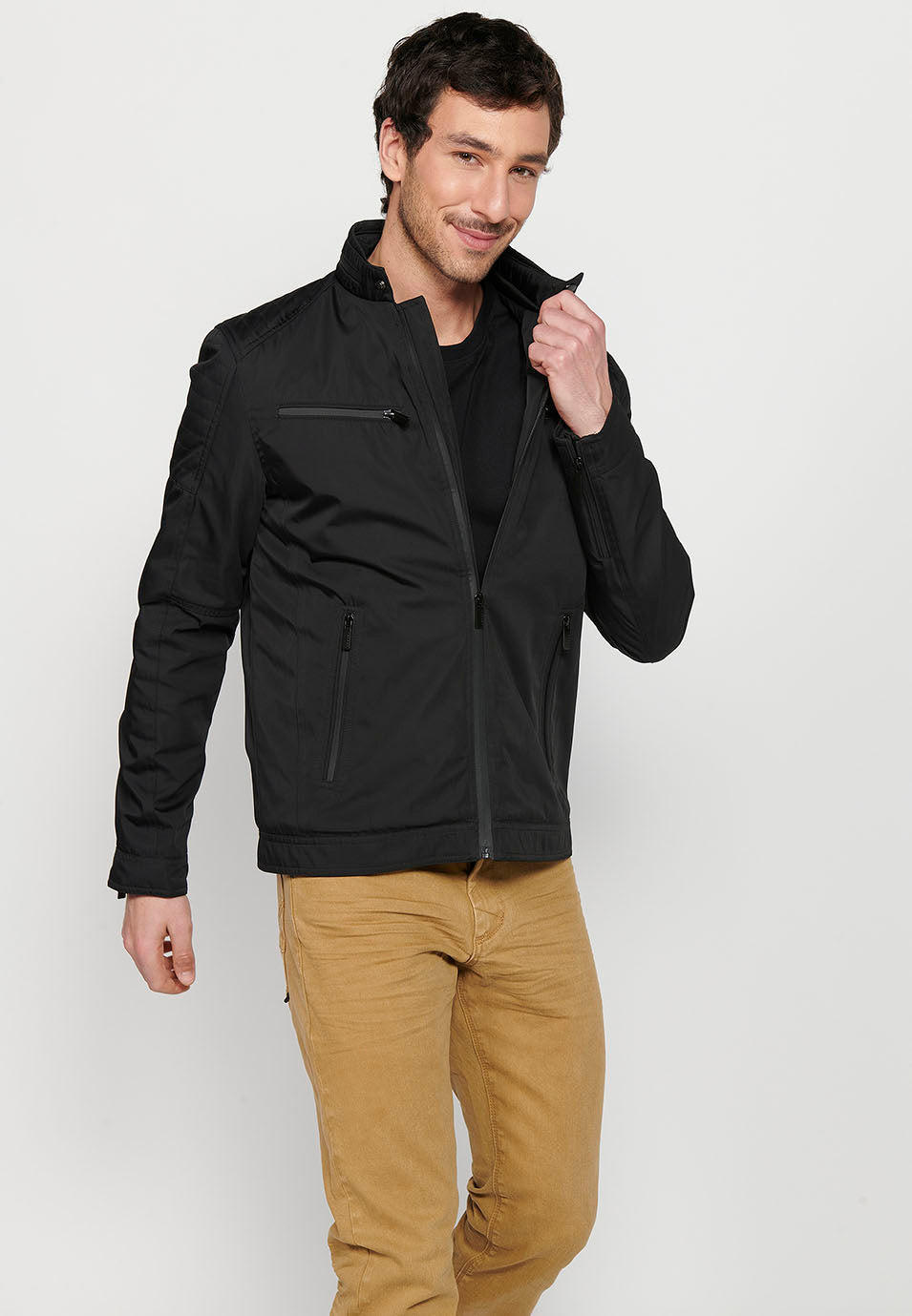Schwarze leichte Herren-Bikerjacke mit Stehkragen und Reißverschluss – Koroshi 2411JA18
