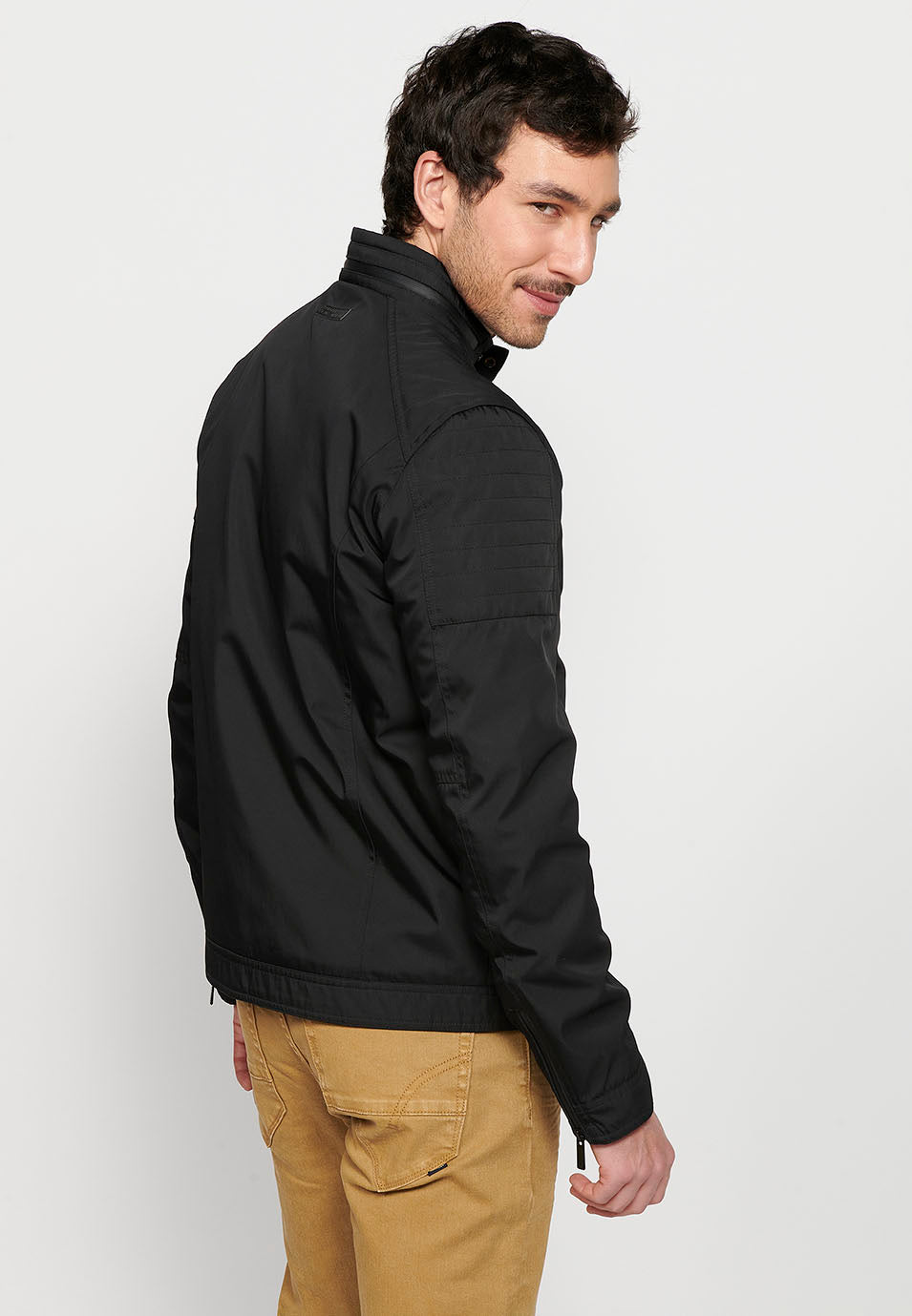 Schwarze leichte Herren-Bikerjacke mit Stehkragen und Reißverschluss – Koroshi 2411JA18
