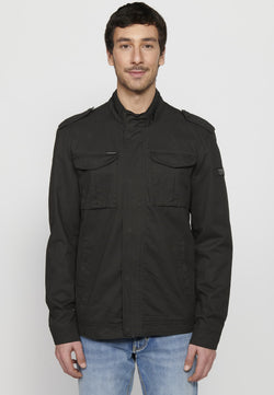 Camicia militare nera da uomo con collo alto, cerniera e tasche - Koroshi 2411JA26