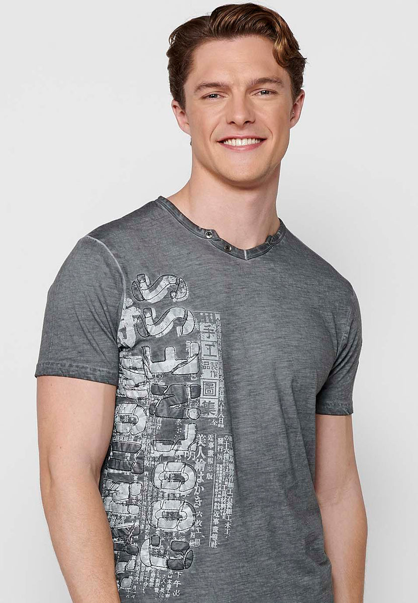 Graues, kurzärmliges, bedrucktes Herren-T-Shirt mit Knopfkragen – Koroshi 2411MC18