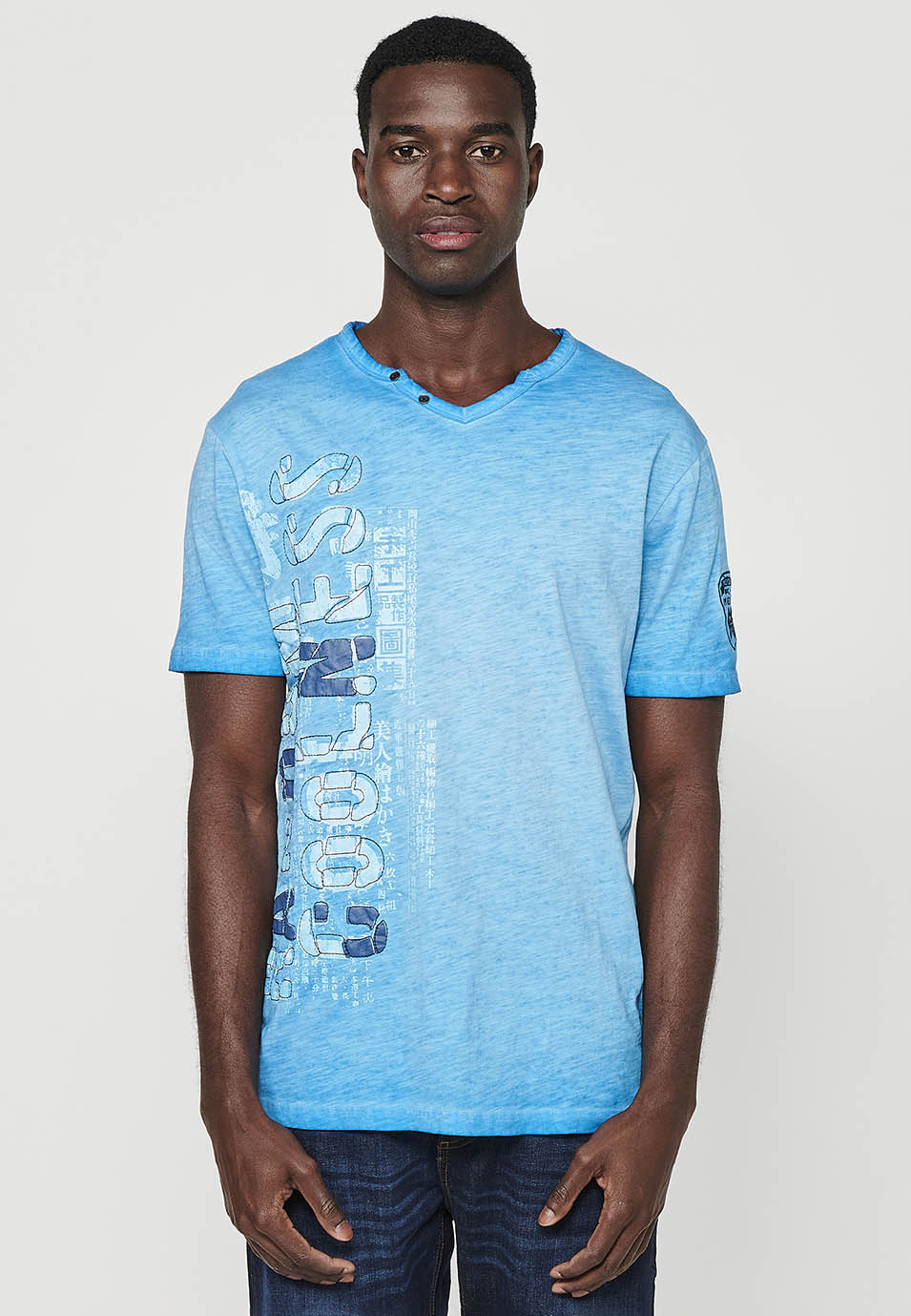 Blaues Herren-T-Shirt mit bedrucktem Knopfkragen und kurzen Ärmeln – Koroshi 2411MC18