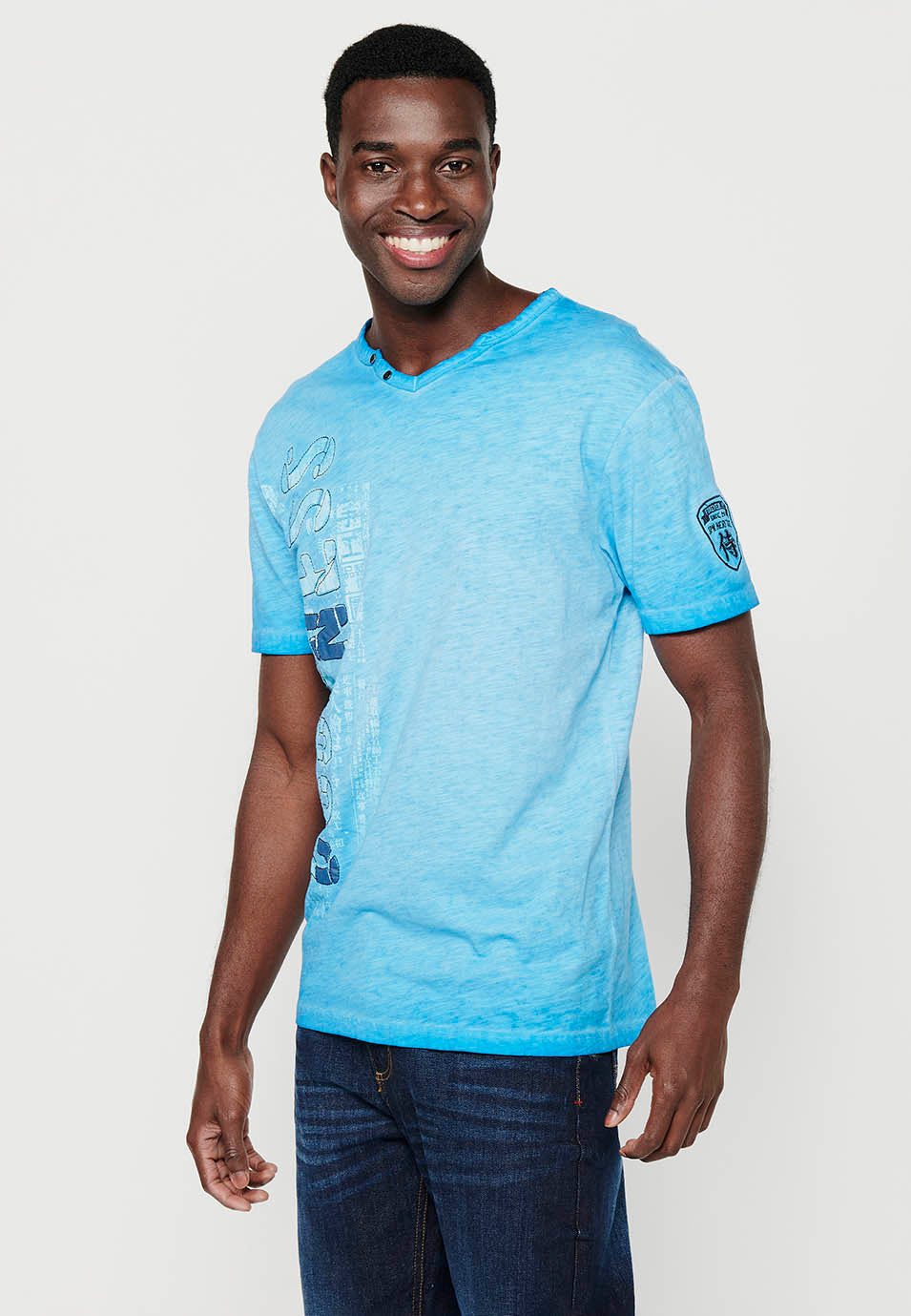 Blaues Herren-T-Shirt mit bedrucktem Knopfkragen und kurzen Ärmeln – Koroshi 2411MC18